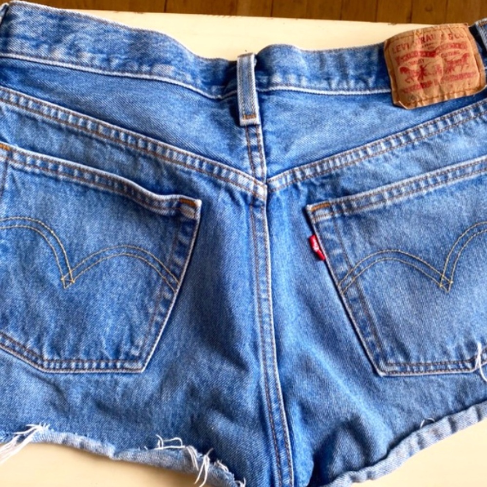 LEVIS CUT OFF DENIM SHORTS • SMALL - Picture 2 of 3